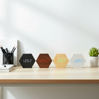 Horloge de bureau numérique hexagonale promotionnelle en bois avec veilleuse, date, température, commande vocale et décoration intérieure