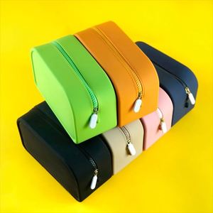 Trousse de Maquillage Pliable en Silicone Imperméable de Qualité Alimentaire à Motif Carré, Accessoire de Voyage Tendance avec Fermeture Éclair Réutilisable - Product Image 5