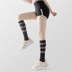 Femmes <span class=keywords><strong>Fantaisie</strong></span> Coloré Gym Elite Athlétique Sauter Courir Bas <span class=keywords><strong>Chaussettes</strong></span> Cyclisme Sport Compression Genou <span class=keywords><strong>Chaussettes</strong></span> Hautes - Product Image 3