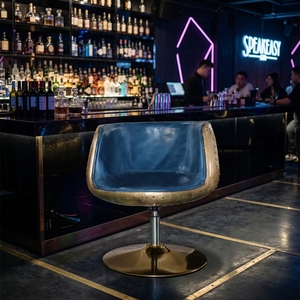 <span class=keywords><strong>Chaise</strong></span> <span class=keywords><strong>de</strong></span> <span class=keywords><strong>bar</strong></span> industrielle rétro <span class=keywords><strong>de</strong></span> luxe style aviateur avec revêtement en cuir véritable, décoration en cuivre, rivets, base pivotante en métal pour <span class=keywords><strong>bar</strong></span>, tabouret <span class=keywords><strong>de</strong></span> club - Product Image 1