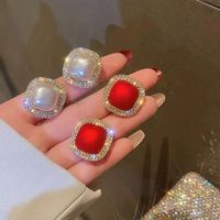 Boucles d'oreilles clous carrées en zircon et diamant, style luxe et tendance, accessoires de soirée haut de gamme, boucles d'oreilles en diamant blanc et perles rouges pour femmes