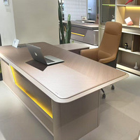 Bureau de direction de luxe avec armoire de rangement, bureau de manager moderne avec éclairage LED, grand poste de travail pour bureau de direction