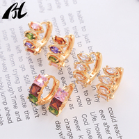Pendientes de Aro Elegantes y Sencillos para Mujer, con Incrustaciones de Circonia Cúbica en Latón, Baño de Oro y Cristal