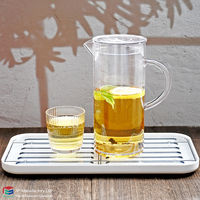 Carafe et pichet en plastique transparent de 1,6 L avec poignée et couvercle pour eau, jus, thé glacé, bière