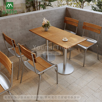 Ensemble de meubles de café minimalistes commerciaux, table en bois massif avec chaise en métal industriel pour restaurant, café