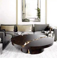 Table basse ronde en bois massif craquelé, style moderne et luxueux, pour salon de villa de luxe