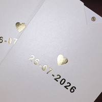 Nouvelle conception de carte d'invitation de mariage avec calendrier, pompon doré, estampage à chaud, date, cœur, invitation de mariage personnalisée, papeterie de mariage sur mesure