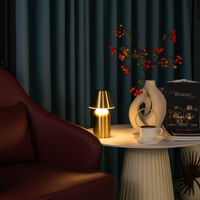 Lampe de table portable magnétique rechargeable en gros, télécommande sans fil, design moderne, tête flexible pour la décoration de l'hôtel et de la maison