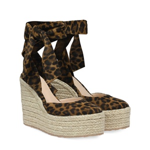 Sandalias de tacón cerrado con plataforma y cuña gruesa, estilo espadrille, con correa al tobillo, de ante con estampado de leopardo y guepardo - Product Image 6