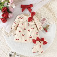 Ensemble pour bébé fille 2025, imprimé cerises, robe à manches longues + chaussettes + accessoires pour cheveux, style princesse, ensemble trois pièces