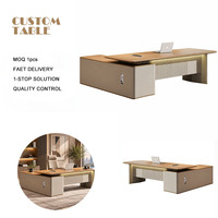 Bureau de direction de luxe avec plateau en bois rond grainé, meuble de rangement latéral beige, panneau frontal cannelé