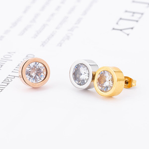 ต่างหูแบบติดหูทรงกลมประดับเพชรซิร์คอนทรงกลม ชุบทอง 18K ทำจากไทเทเนียมสตีล เครื่องประดับแฟชั่นสำหรับผู้หญิง - Product Image 2