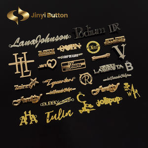 Jinyi Étiquette personnalisée <span class=keywords><strong>en</strong></span> métal plaqué or de marque Conception d'étiquette de logo de <span class=keywords><strong>lettre</strong></span> Chapeau décoratif Chaussures Sac Vêtements Étiquette de logo <span class=keywords><strong>en</strong></span> métal - Product Image 5