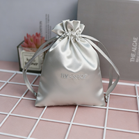 Sacs de rangement pour bijoux en satin de soie de luxe personnalisés, sacs cadeaux avec cordon de serrage en satin et logo brodé