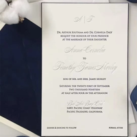 Carte d'invitation de mariage de luxe classique avec totem coloré, gaufrage et impression typographique, logo personnalisé pour mariages élégants