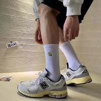 Chaussettes en coton pour hommes et femmes, style streetwear européen/américain, avec semelle en tissu éponge, logo brodé doré, absorbant la transpiration