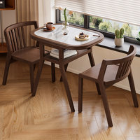 Table basse simple en bois massif avec une table et deux chaises, idéale pour les restaurants, les hôtels et les appartements