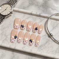 Kuku Palsu 3D Blueberry Buatan Tangan Warna Nude Pink Cat Eye dengan Polka Dot French Tip Kuku Salon Kustom yang Dapat Digunakan Kembali untuk Musim Panas