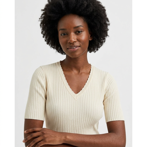 Pull-over côtelé à manches courtes et col en V pour femme, tricoté à la machine, coupe ajustée, personnalisable OEM/ODM, 50% VISCOSE 27% NYLON 23% POLYESTER - Product Image 1