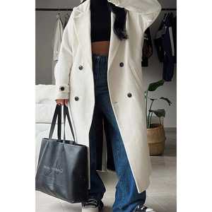 Gabardina Blanca para Mujer con Botones Delanteros y Detalle de Bolsillos - Product Image 2