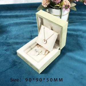 Boîte à bijoux de luxe en velours bleu clair, personnalisable avec logo, organisateur pour bagues et colliers longs, fermeture à boucle, boîte artisanale tendance - Product Image 5