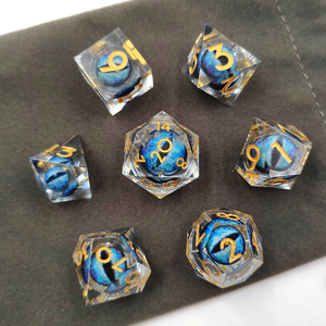 صندوق مزود ببندقية من النوع Dice Dagger والذي يحتوي على أوراق الكرات المعدنية المعدنية لحمل ألوان DND على شكل الزنادق والتنانين ويُستخدم كهدايا ويتميز بأنه مزود بقطعة مضيئة على شكل سيف مع فتحة مضيئة - Product Image 3