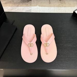 Sandales tongs plates pour <span class=keywords><strong>femme</strong></span> en <span class=keywords><strong>cuir</strong></span> mat avec décorations métalliques dorées, fines brides, semelle souple antidérapante, bout ouvert, collection été 2026 - Product Image 2