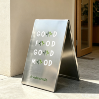Panneau publicitaire personnalisé moderne en métal pour café, double face, sur pied, pour extérieur, avec cadre miroir
