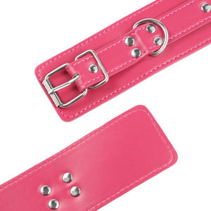 Schnelle Lieferung PU-Leder Schwarz-Rote Fesseln Fußfesseln Erwachsenen-Spielzeug Sexy Handschellen Bondage-Set für Paare - Product Image 3