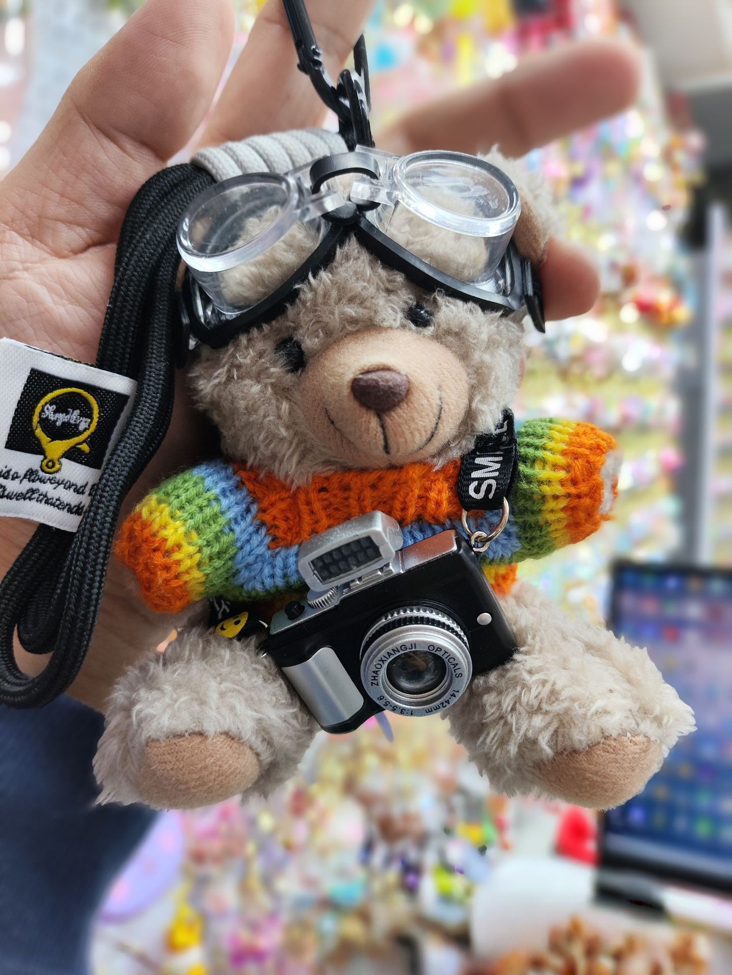 suéter arcoiris gafas de natación oso pardo cordón negro