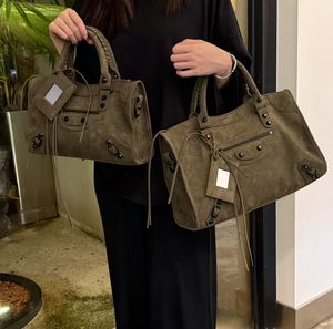 मोटरसाइकिल बैग रिवेट हैंडबैग रेट्रो फैशन क्रॉसबॉडी बैग रेट्रो फैशन क्रॉसबॉडी बैग 2025 नई वास्तविक चमड़े की महिलाओं के बैग के साथ - Product Image 6