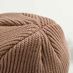 Vente en gros de bonnets en tricot pour l'automne et l'hiver en stock, bonnets chauds en acrylique de couleur unie pour femmes et hommes - Product Image 5