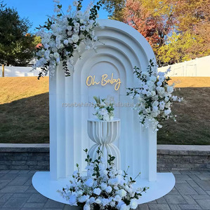 Composizione Floreale per Matrimonio, Rose Bianche Artificiali in Seta con Foglie Verdi, Decorazione per Corridoio e Ingresso Nuziale - Product Image 1