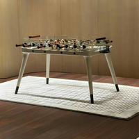 Table de football de luxe haut de gamme avec surface et cadres en verre trempé cristallin et pieds en bois