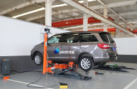 Uniliner UL-300 Mini Dérouleur de Châssis et Équipement de Réparation Automobile avec Banc en Plaque de Manganèse 1367KG Garantie 1 An