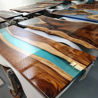 Table de restaurant au design unique en noyer massif avec plateau en résine époxy effet rivière