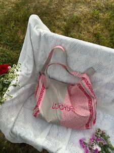 กระเป๋าโท้ทพิมพ์ลายดอกไม้สีสันสดใส กระเป๋าช้อปปิ้งขนาดใหญ่ กระเป๋าผ้าแคนวาส กระเป๋าถือสำหรับผู้หญิง ใช้ได้ทุกวัน - Product Image 4