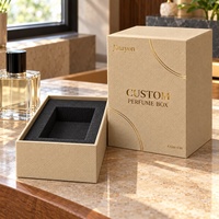 Boîte rigide verticale pour parfum avec couvercle, en papier spécial gaufré beige, avec logo personnalisé, insert en mousse surélevé, finition brillante, 10x10x14cm