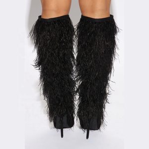 מגפי נשים יוקרתיים בהתאמה אישית, עם עקב סטילטו מחודד, מגיעים עד הברך, מעוטרים בנוצות יען אמיתיות. - Product Image 2