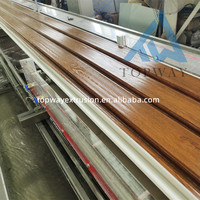 Ligne de production de panneaux soffites solides en PVC ventilé pour plafond intérieur Bardage en vinyle Bande à canal en J Machine de fabrication