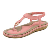 Sandales plates d'extérieur confortables et rembourrées pour femmes, style bohème, avec bride en T et décorations métalliques, modèle 2026, fabrication directe usine OEM ODM