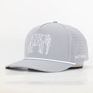 Gorra de béisbol deportiva de poliéster gris de 5 paneles con logo de PVC personalizado al por mayor, perforaciones cortadas con láser, gorra de golf con cuerda - Product Image 2
