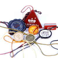 Étiquettes de sécurité en plastique personnalisées de luxe avec logo gaufré à chaud pour vêtements, bijoux, chaussures, avec cordon de suspension et boucle de verrouillage
