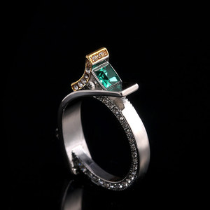 Anillo de Compromiso Europeo Creativo Clásico con Microincrustaciones de Gemas Verdes, Corte Princesa Cuadrado, Joyería de Moda en Dos Tonos, Regalo - Product Image 2