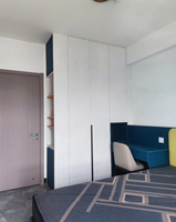 Armoire enfant encastrée étroite, style nordique, portes coulissantes, aménagement intérieur flexible pour murs irréguliers, optimisation de l'espace de chambre d'enfant