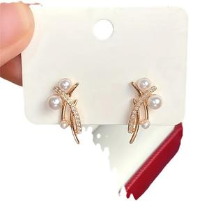 Pendientes de Cruz con Perlas Falsas y Diamantes en Oro, Joyería de Moda para Fiestas - Product Image 5