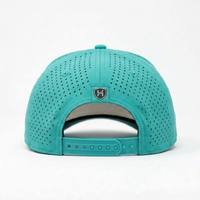 Casquette de golf personnalisée avec patch en caoutchouc perforé au laser, casquette de baseball à 5 panneaux à devant plissé, casquette de camionneur à séchage rapide