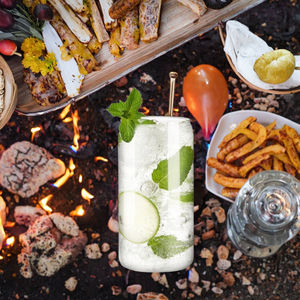 แก้วเบียร์ใสขนาด 16 ออนซ์ สไตล์อเมริกันยอดนิยม ชุดแก้วพร้อมฝาไม้ไผ่ หลอดดูด และฝาปิดเคลือบทอง ดีไซน์คลาสสิก ปลอดสาร BPA ใช้กับไมโครเวฟและเครื่องล้างจานได้ - Product Image 2