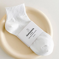 Chaussettes simples de style coréen pour femmes, printemps et été, couleur unie, vertes, polyvalentes et tendance, chaussettes en coton noir et blanc