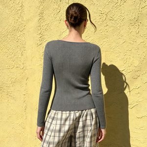 Blouse élégante pour femmes en viscose/polyester tricoté, détails torsadés, manches longues, pull drapé haut de gamme pour l'automne - Product Image 6